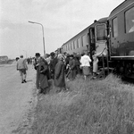 168826 Afbeelding van een groep bejaarden bij de extra trein, bestaande uit rijtuigen plan D van de N.S., voor de reis ...